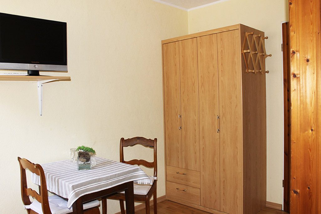Gemütliche Sitzecke mit Schrank